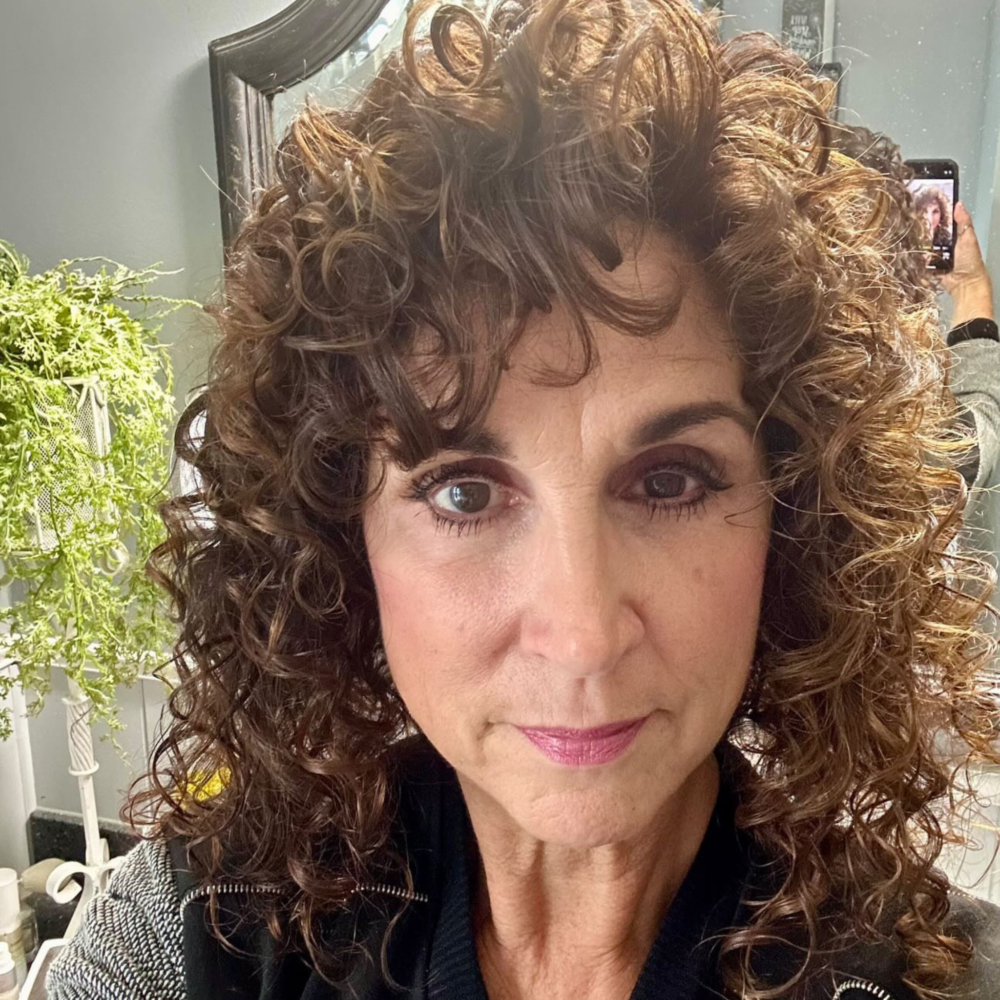 Protect fine curly hair from humidity - van + veronica Haircare customer results after using van + veronica products Helene