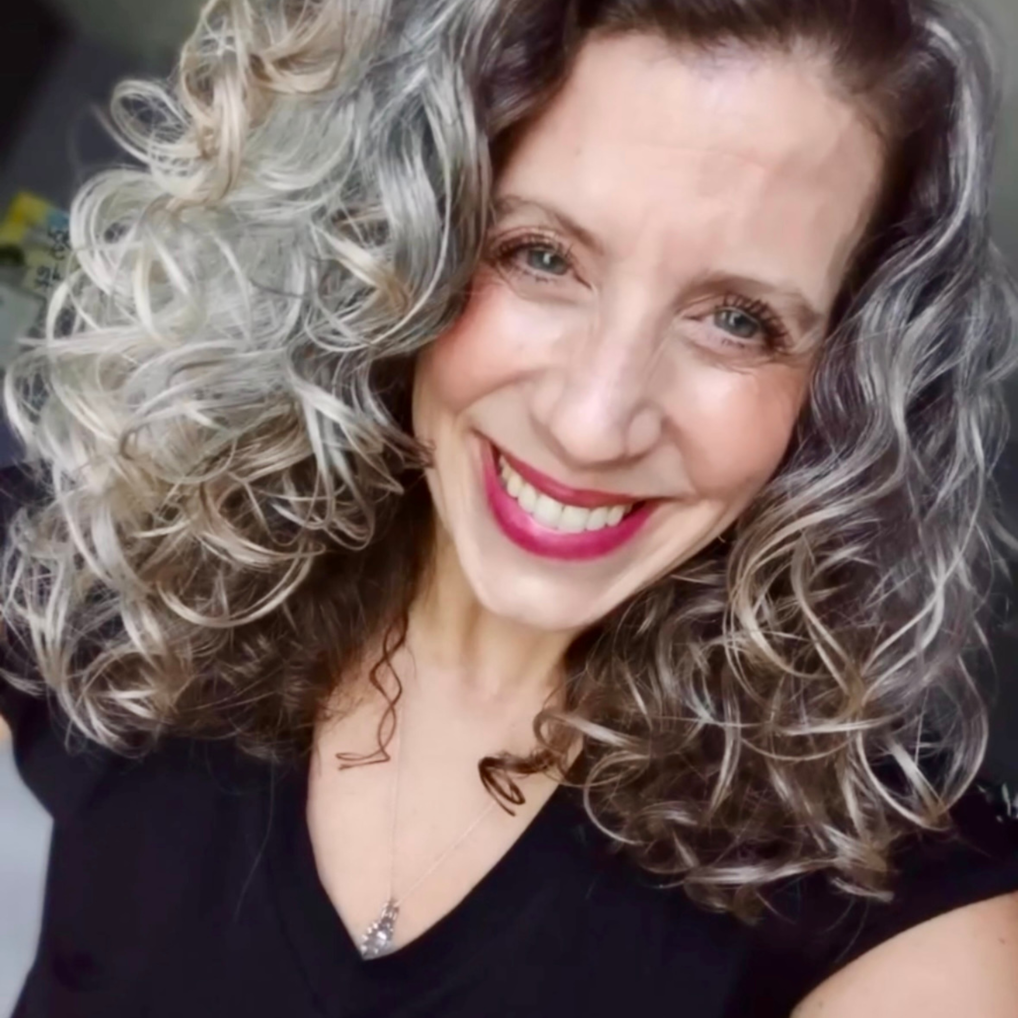 Curly hair, silver sister, blogger @curllifewithkelly